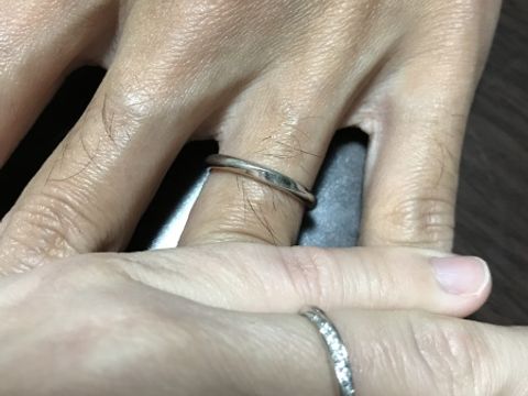 【HOSHI no SUNA 星の砂(ほしのすな)の口コミ】 指が細いため、細めのリングを探していました。
ダイヤモンドが埋め込まれ…