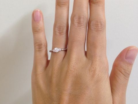 【ラザール ダイヤモンド(LAZARE DIAMOND)の口コミ】 本当は一粒ダイヤの大きめのリングが良かったのですが、存在感のある大き…