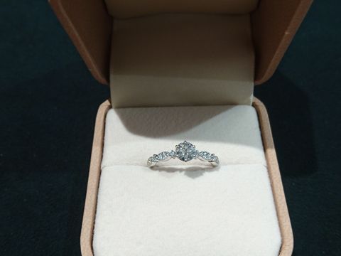 【AMOUR AMULET(アムール・アミュレット)の口コミ】 ダイヤモンドはほどよくなグレードにして大きさ重視で探していました。
こ…