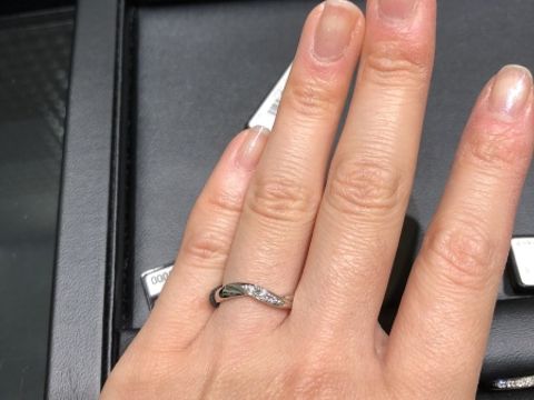 【ラザール ダイヤモンド(LAZARE DIAMOND)の口コミ】 小指に流れるカーブが珍しくて、斬新さの中に、こだわりと上品さがあって…