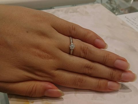 【CAFERING(カフェリング)の口コミ】 ミル打ちのあるアンティーク調な婚約指輪が可愛いです。
サイドのダイヤモ…