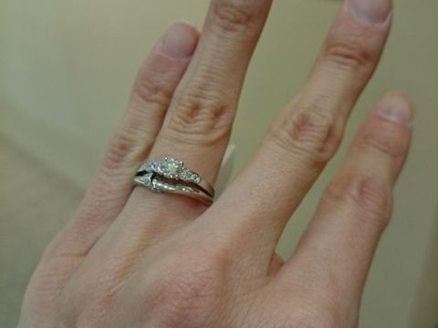 【俄(にわか)の口コミ】 名前のとおり可憐で気品あるデザインに惹かれました。メレダイヤ部分が花…