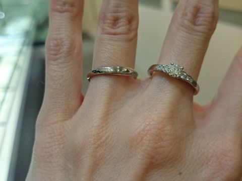 【俄(にわか)の口コミ】 一見ダイヤなしのプレーンなリングですが、上下の側面それぞれにメレダイ…