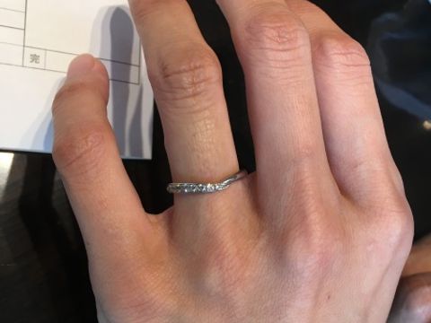 【ケイウノ ブライダル(K.UNO BRIDAL)の口コミ】 V字になっているので、指が細く見えます。ストレートラインじゃ普通すぎる…