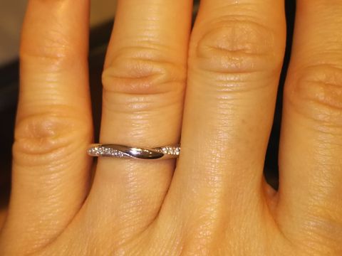 【銀座ダイヤモンドシライシの口コミ】 ダイヤモンド入りの結婚指輪を探していました。エタニティタイプよりダイ…