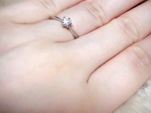 【4℃ BRIDAL(ヨンドシーブライダル)の口コミ】 シンプルな指輪でダイヤの輝きがとても綺麗だったところに惹かれました。
…