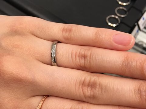 【ラザール ダイヤモンド(LAZARE DIAMOND)の口コミ】 指輪自体に厚みがあり、重厚感があって高級な感じがしました。つけ心地も…