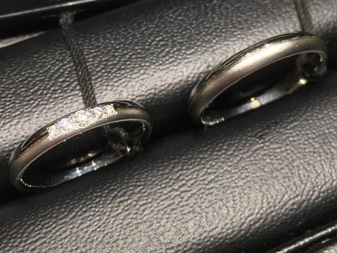 【ラザール ダイヤモンド(LAZARE DIAMOND)の口コミ】 女性側も男性側も半分艶消し加工がされていて都会的でかっこ可愛いリング…