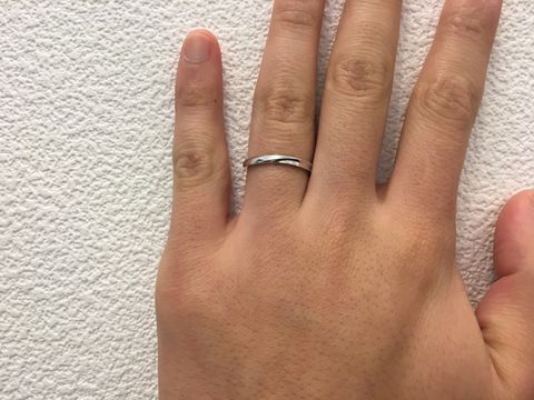 【JEWELRY  KAMATA(ジュエリーかまた)の口コミ】 シンプルなデザインが気に入りました。
艶消し加工や内側に石を入れること…