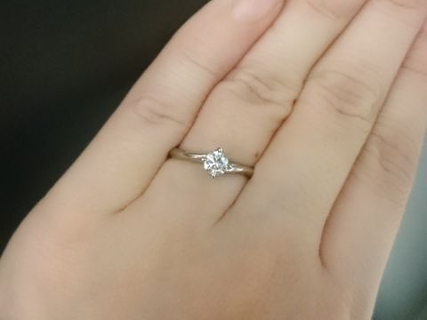 【銀座ダイヤモンドシライシの口コミ】 ダイヤモンドの煌めきが引き立つデザインが気に入りました。また、選んだ…