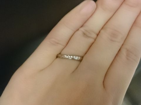 【銀座ダイヤモンドシライシの口コミ】 もともとシンプルなデザインを探していました。この指輪は、普段使いがで…