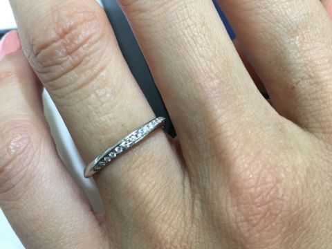 【4℃ BRIDAL(ヨンドシーブライダル)の口コミ】 指輪がウェーブしてるので、指がすらっとして見えます。ダイヤが綺麗に並…