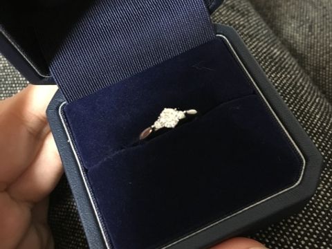 【銀座ダイヤモンドシライシの口コミ】 ダイヤモンドを一つ一つ比較しながら選び、枠も100種類ほどある中から選ん…