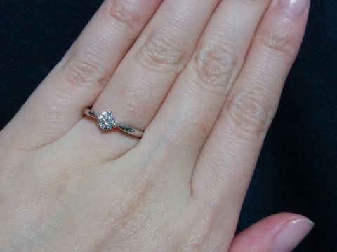 【GALA JEWELRY(ガラジュエリー)の口コミ】 石が飛び出して見えないよう、リングの表側が二重になっているデザインを…