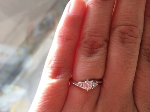 【アイプリモ(I-PRIMO)の口コミ】 ダイヤが両方についていて華やかであることに惹かれた。また、指輪のリン…