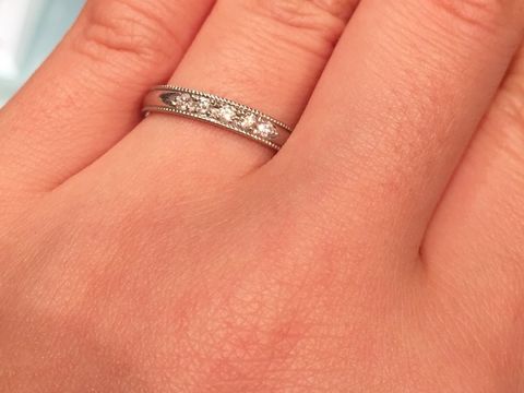 【モニッケンダム(MONNICKENDAM)の口コミ】 ストレートタイプの太めのリングにミル打ちが施されていてダイヤモンドが5…