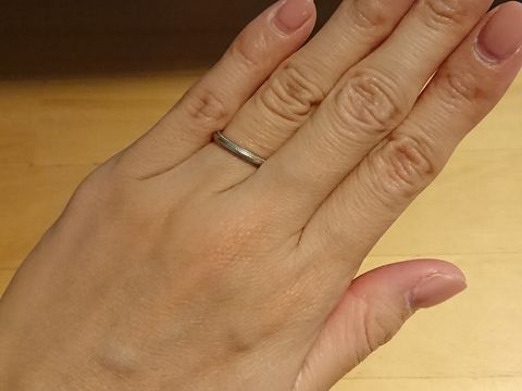【4℃ BRIDAL(ヨンドシーブライダル)の口コミ】 シンプルなデザインが好きなのでこの指輪に決めました。主人にも着用して…
