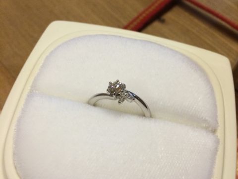 【俄(にわか)の口コミ】 旦那さんが気に入っていたのと、ダイヤが自分的に大き過ぎず、小さ過ぎず…