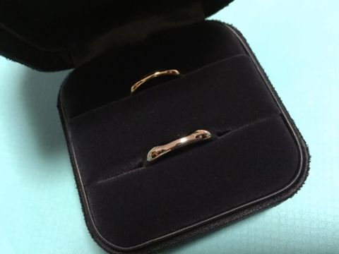 【ティファニー(Tiffany & Co.)の口コミ】 婚約指輪がティファニーだったので、結婚指輪も同じブランドにしました。
…