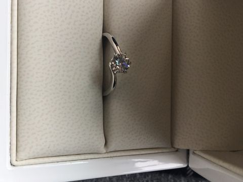 【YUKIZAKI BRIDAL(ユキザキブライダル)の口コミ】 指が太いので、少しでも細く見えるよう曲線のある物を選びました。また指…