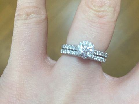 【銀座ダイヤモンドシライシの口コミ】 デザインに惹かれました。
色々調べる中で、婚約指輪はこのデザインが良い…