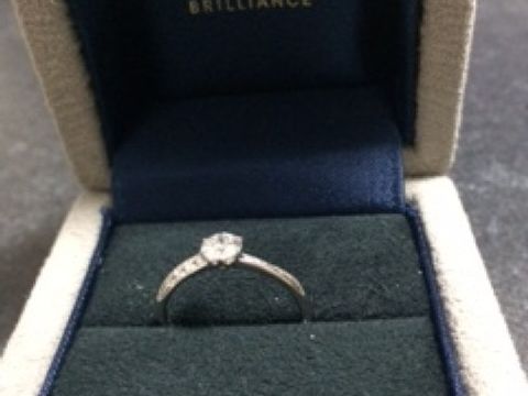 【BRILLIANCE+(ブリリアンスプラス)の口コミ】 サイドストーンが光に当たると非常に輝いて見えますが、中心のダイヤを邪…