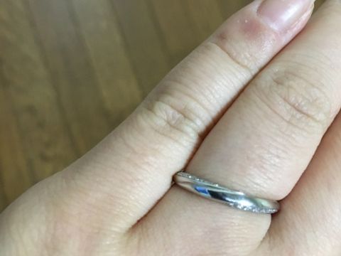 【4℃ BRIDAL(ヨンドシーブライダル)の口コミ】 三社くらい探し回りました。
なかなかペアで主人と私が気にいるデザインが…