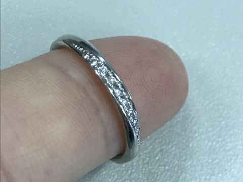 【AFFLUX(アフラックス)の口コミ】 細身でダイヤモンドが斜めに入っているデザインを探していましたが、リン…