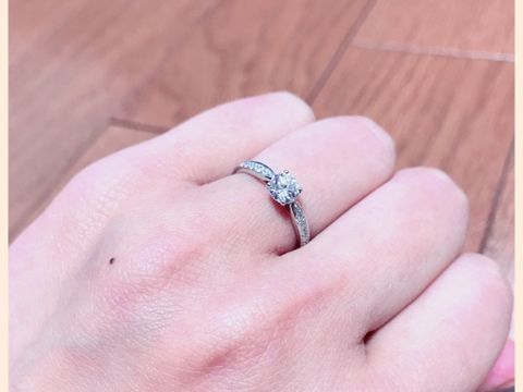 【ティファニー(Tiffany & Co.)の口コミ】 両サイドに小さいダイヤが入っていてどこから見てもキラキラです。プロポ…