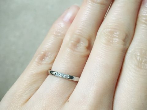 【MIKIMOTO(ミキモト)の口コミ】 3つダイヤ付きのもので探していました。表にダイヤが離れて付いているデザ…