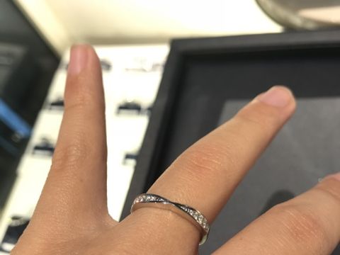 【ROYAL ASSCHER(ロイヤル・アッシャー)の口コミ】 リボンのように真ん中がしぼんでいるデザインで結婚指輪を探していました…