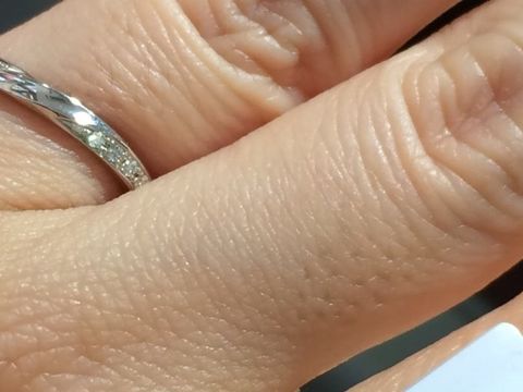 【アイプリモ(I-PRIMO)の口コミ】 ダイヤモンドの入り方が絶妙で、指を綺麗に見せてくれました！細めの指輪…