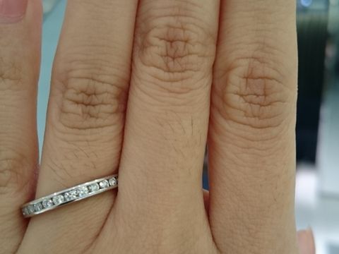 【ROYAL ASSCHER(ロイヤル・アッシャー)の口コミ】 婚約指輪を探している時に、気になったデザインでした。ハーフエタニティ…