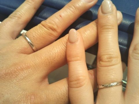 【銀座ダイヤモンドシライシの口コミ】 ストレートで斜めにダイヤモンドが入っているデザインの指輪を試着しまし…