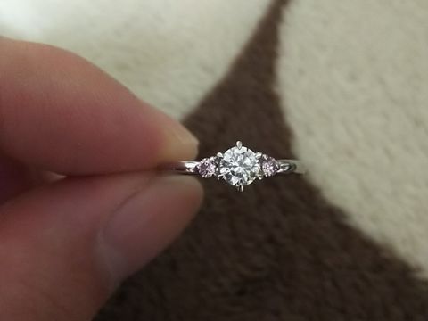 【JEWELRY  KAMATA(ジュエリーかまた)の口コミ】 価格は台座のみです。ダイヤは別ルート購入です。
決め手は、脇石のピンク…