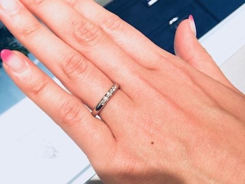 【ROYAL ASSCHER(ロイヤル・アッシャー)の口コミ】 ストレートラインに5粒のダイヤモンドが埋め込まれています。ダイヤモンド…