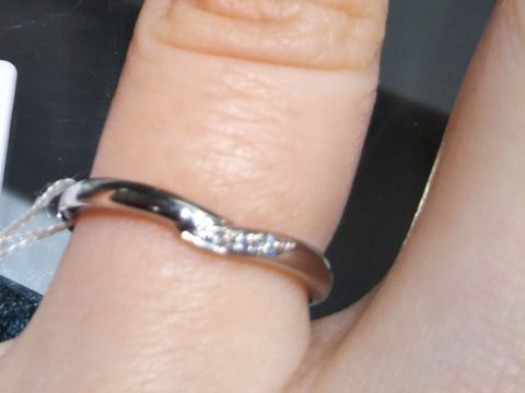 【アイプリモ(I-PRIMO)の口コミ】 重なりのラインが可愛らしいです。そして指をきれいに見せてくれます。ダ…