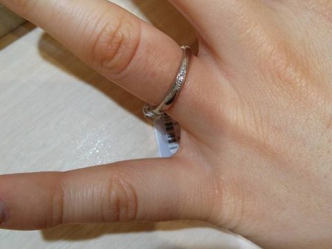 【TRECENTI(トレセンテ)の口コミ】 ストレートのシンプルな指輪を試着しました。ラインに沿ったダイヤモンド…
