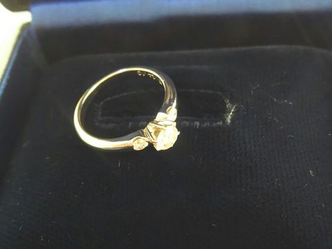 【ROYAL ASSCHER(ロイヤル・アッシャー)の口コミ】 一粒ダイヤと三粒ダイヤ（今回選んだもの）と迷いましたが、歳を取っても…