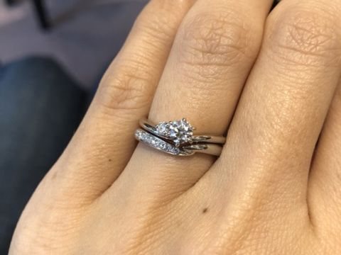 【ケイウノ ブライダル(K.UNO BRIDAL)の口コミ】 婚約指輪とセットでつけたいという希望でセットでつけてしっくりくるもの…