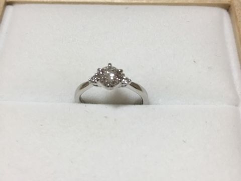 【宝寿堂(ほうじゅどう)の口コミ】 婚約指輪を彼女と共に見に行来ました。
彼女が気にいる者を購入しました。…