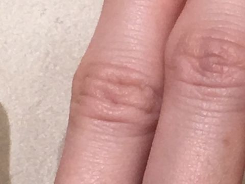 【ギンザタナカブライダル(GINZA TANAKA BRIDAL)の口コミ】 ゆるやかなＶラインのため、指が長く見えて素敵でした。同じ種類でセンタ…