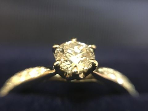 【銀座ダイヤモンドシライシの口コミ】 結婚指輪と同じシリーズで、2017年11月に発売された新商品でした。
結婚指…