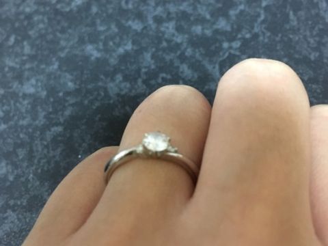 【PAVEO CHOCOLAT(パヴェオショコラ)の口コミ】 指が短いので、長く見えるデザインのものを探していました。真ん中に１つ…