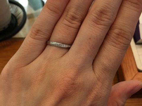 【アネリディギンザ(ANELLI DI GINZA)の口コミ】 メレダイヤが斜めに流れるように入っていて、どの角度から見てもキラキラ…