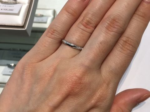 【アイプリモ(I-PRIMO)の口コミ】 斜めに2本、流れるようにメレダイヤが入っていて、自分から見ても他から見…