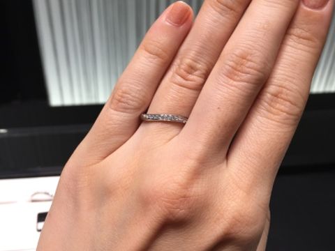 【ラザール ダイヤモンド(LAZARE DIAMOND)の口コミ】 緩やかなウェーブがかかっており、そのウェーブに沿ってメレダイヤが入っ…