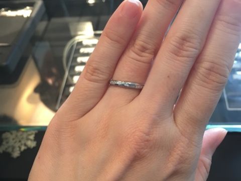 【エクセルコダイヤモンド(EXELCO DIAMOND)の口コミ】 斜めに2本メレダイヤが入っています。
程よいボリューム感で、真ん中がプ…