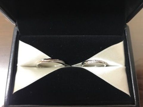 【エクセルコダイヤモンド(EXELCO DIAMOND)の口コミ】 二人ともが納得できるデザインということでこちらに決めました。
男性の方…