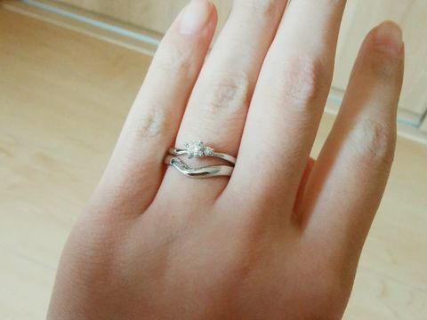 【SIND BAD(シンドバット)の口コミ】 結婚指輪はウェーブタイプが欲しいと思っていたのでそれに。婚約指輪はオ…